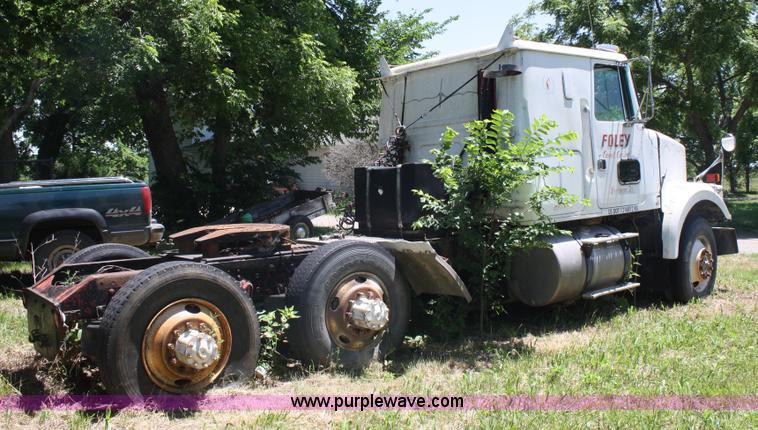 image for item 4717 1986 White WIM semi truck