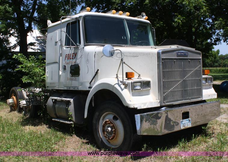 image for item 4717 1986 White WIM semi truck