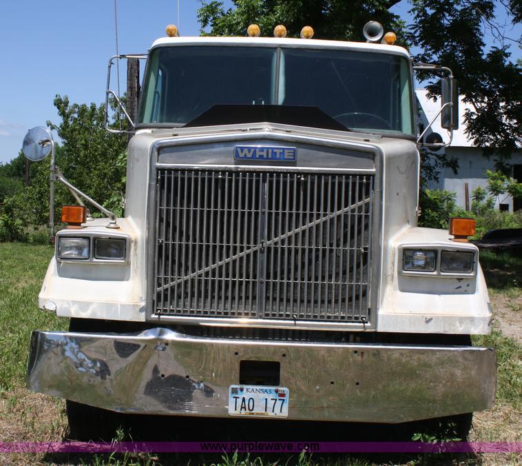 image for item 4717 1986 White WIM semi truck