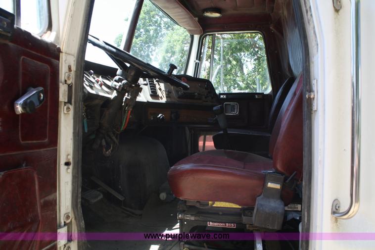 image for item 4717 1986 White WIM semi truck