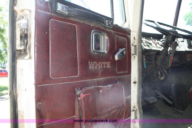 image for item 4717 1986 White WIM semi truck