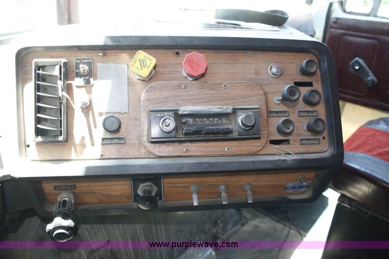 image for item 4717 1986 White WIM semi truck