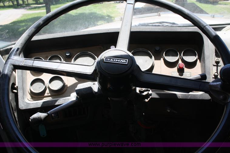 image for item 4717 1986 White WIM semi truck