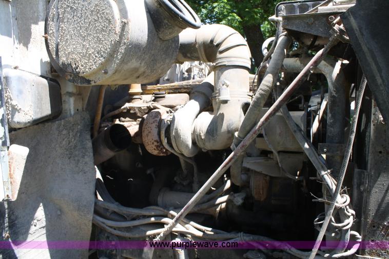 image for item 4717 1986 White WIM semi truck