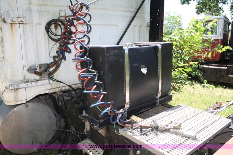 image for item 4717 1986 White WIM semi truck