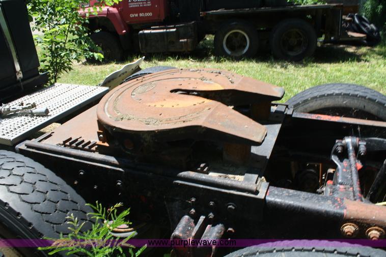 image for item 4717 1986 White WIM semi truck