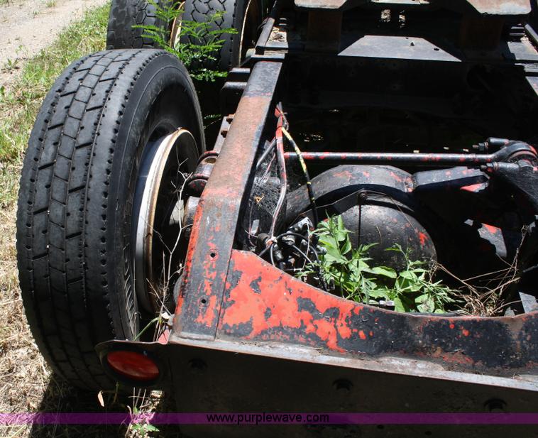 image for item 4717 1986 White WIM semi truck