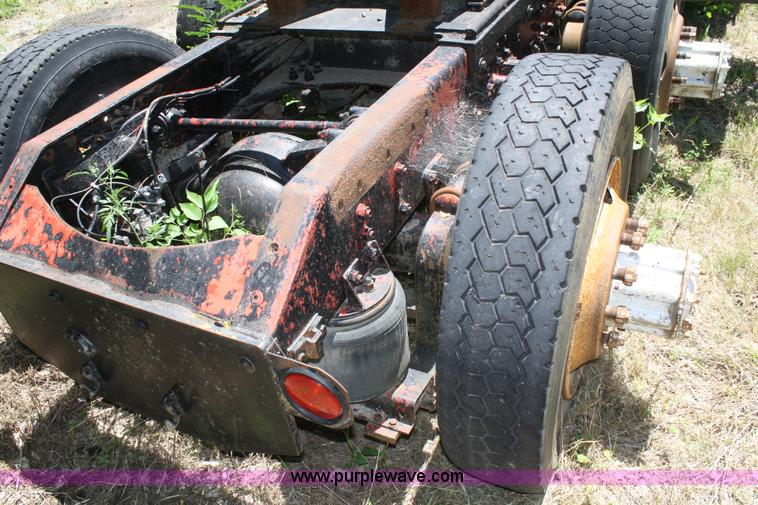 image for item 4717 1986 White WIM semi truck