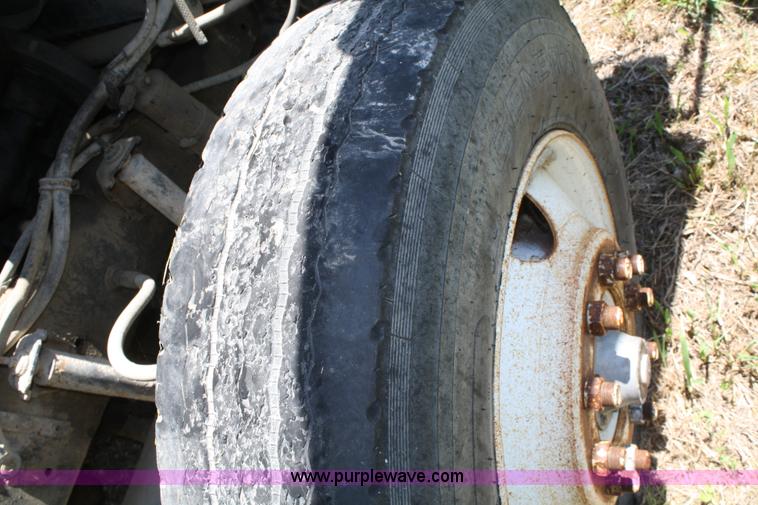 image for item 4717 1986 White WIM semi truck