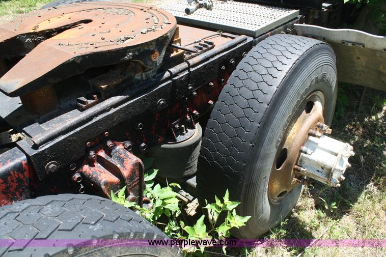 image for item 4717 1986 White WIM semi truck