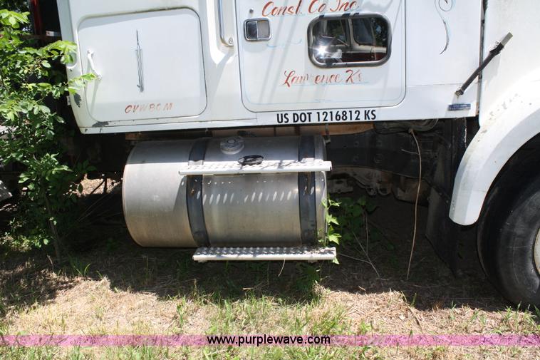 image for item 4717 1986 White WIM semi truck