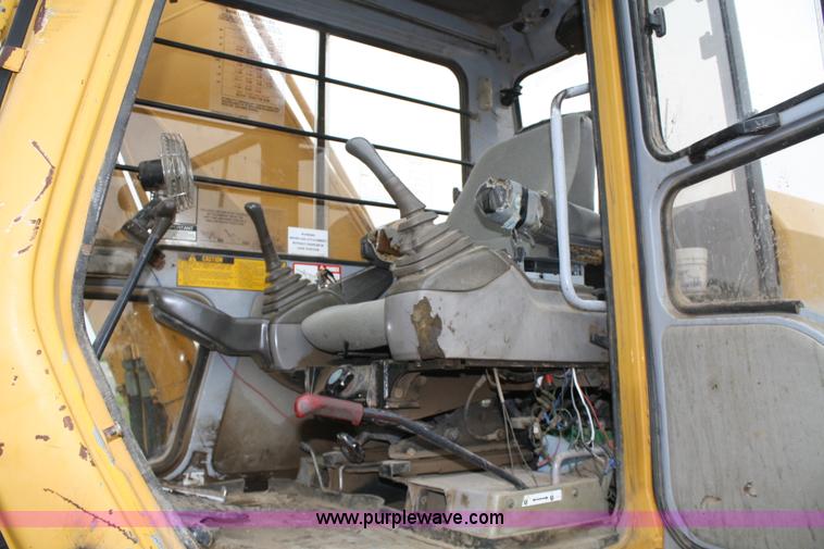 image for item 5074 1997 John Deere 690E LC excavator