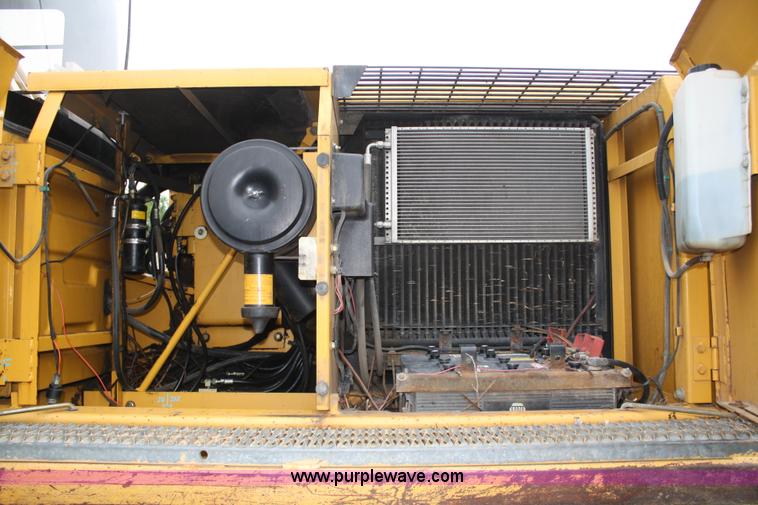 image for item 5074 1997 John Deere 690E LC excavator