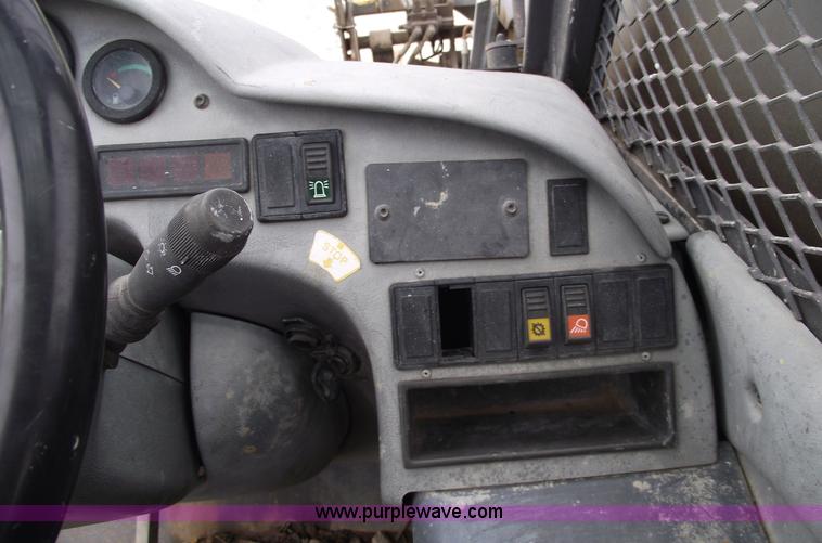 image for item 5560 1999 New Holland LM640 telehandler