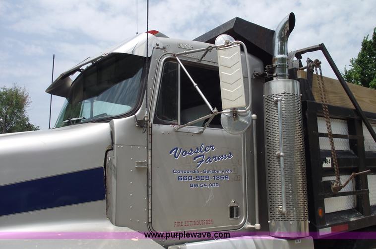 image for item 5599 1992 Kenworth T600 triple axle dump truck