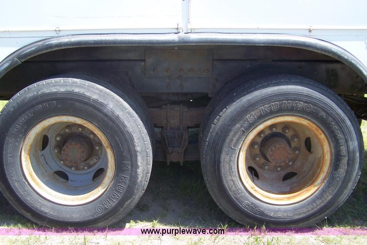 image for item 7370 1996 Chevrolet Kodiak bucket truck