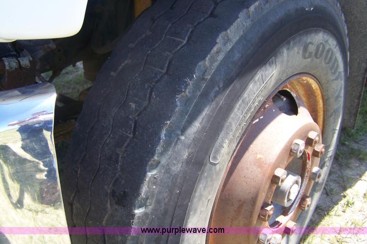 image for item 7370 1996 Chevrolet Kodiak bucket truck