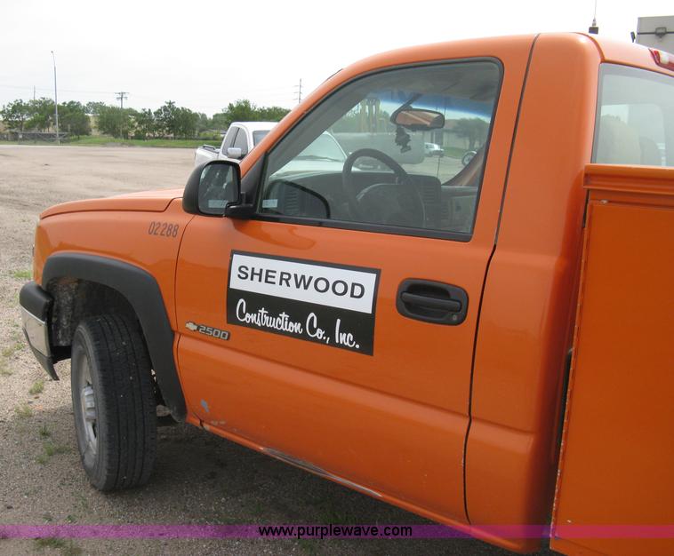 image for item 8112 2003 Chevrolet Silverado C2500 utility pickup truck