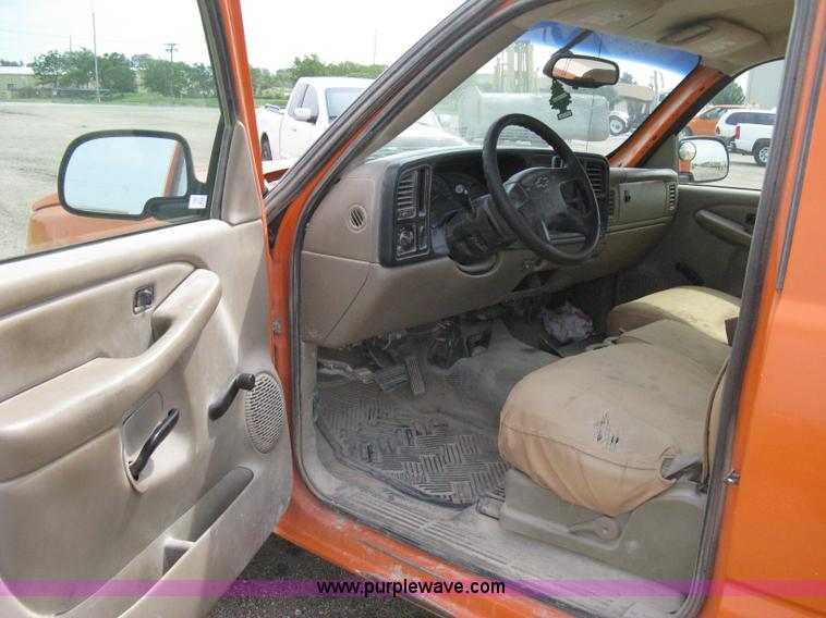 image for item 8112 2003 Chevrolet Silverado C2500 utility pickup truck