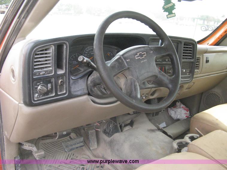 image for item 8112 2003 Chevrolet Silverado C2500 utility pickup truck