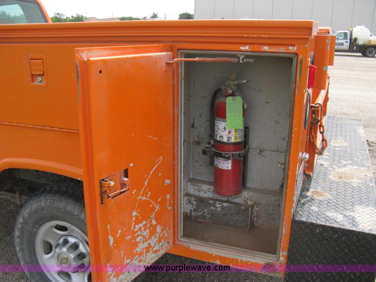 image for item 8112 2003 Chevrolet Silverado C2500 utility pickup truck