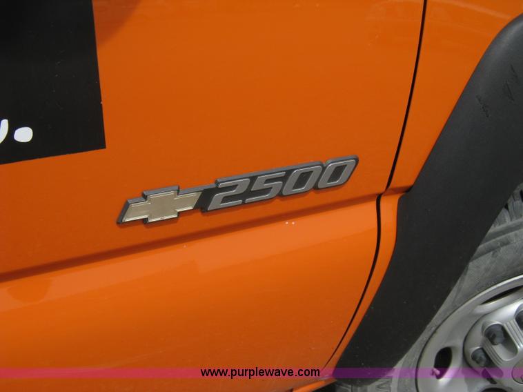 image for item 8112 2003 Chevrolet Silverado C2500 utility pickup truck