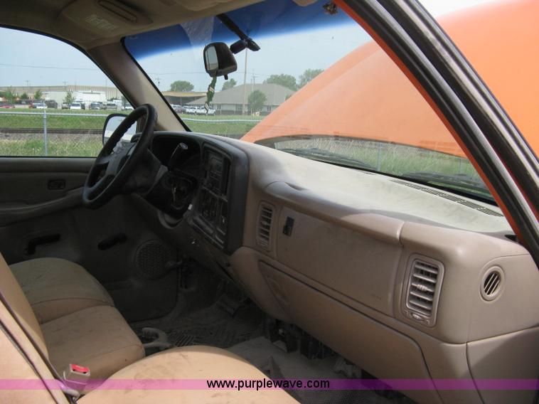 image for item 8112 2003 Chevrolet Silverado C2500 utility pickup truck