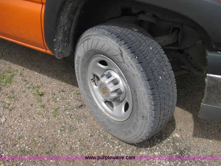image for item 8112 2003 Chevrolet Silverado C2500 utility pickup truck