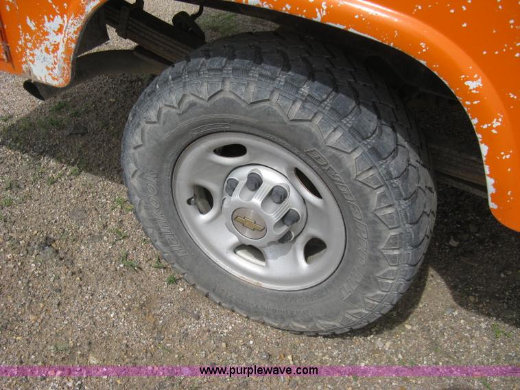 image for item 8112 2003 Chevrolet Silverado C2500 utility pickup truck