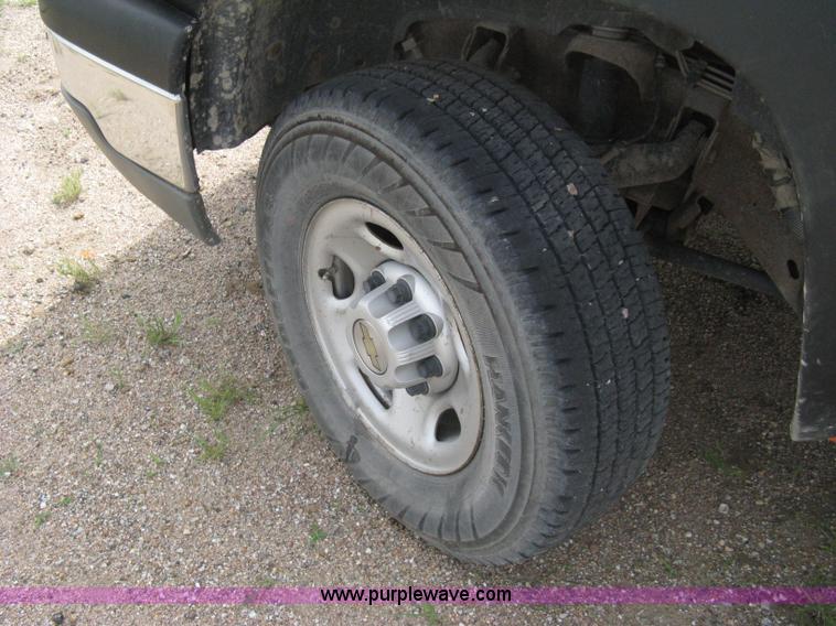 image for item 8112 2003 Chevrolet Silverado C2500 utility pickup truck