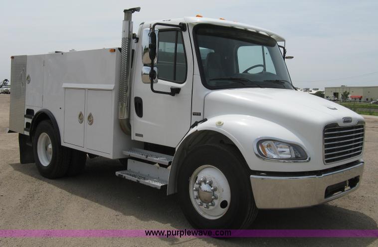 image for item 8113 2007 Freightliner M2 106 business class service truck