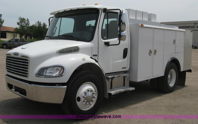 image for item 8113 2007 Freightliner M2 106 business class service truck