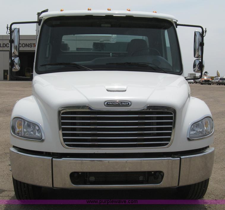 image for item 8113 2007 Freightliner M2 106 business class service truck