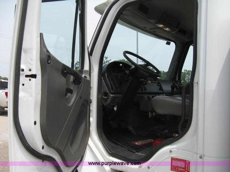 image for item 8113 2007 Freightliner M2 106 business class service truck