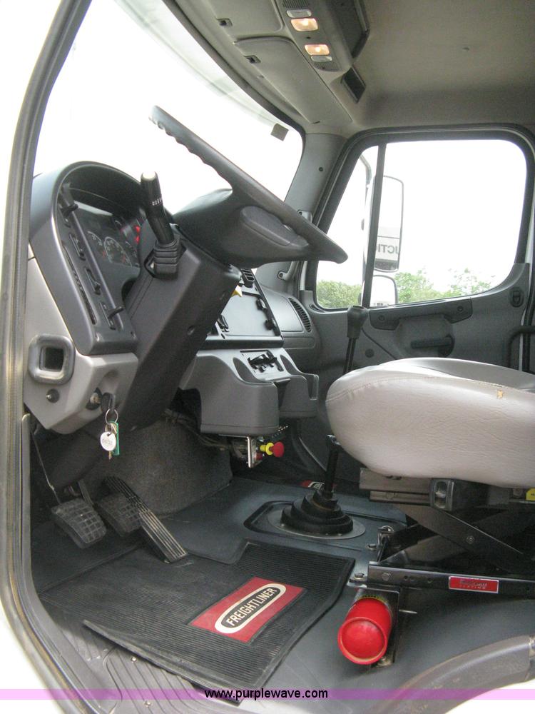 image for item 8113 2007 Freightliner M2 106 business class service truck