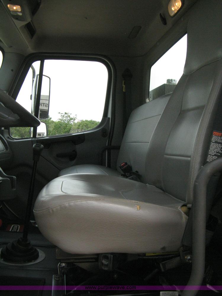 image for item 8113 2007 Freightliner M2 106 business class service truck