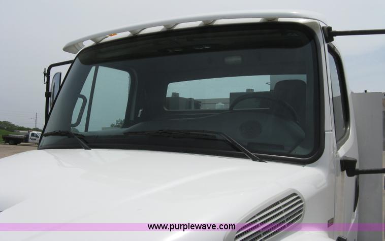 image for item 8113 2007 Freightliner M2 106 business class service truck