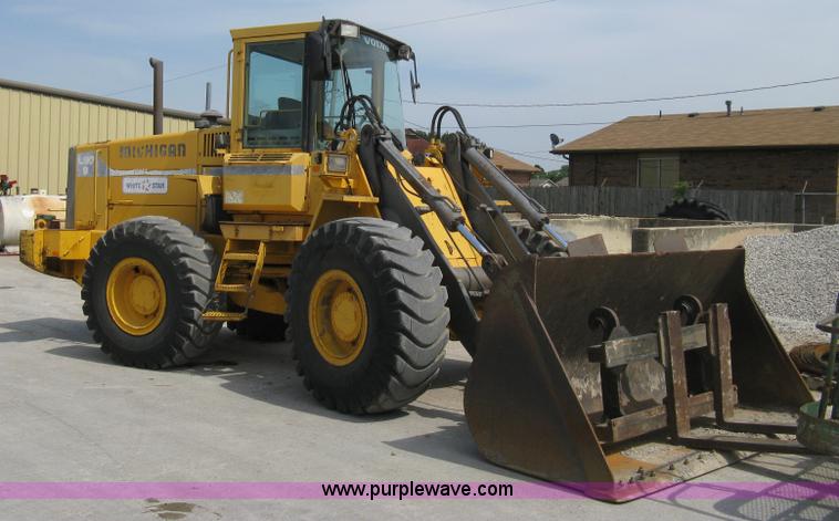 image for item 8123 1993 Volvo Michigan L90B wheel loader