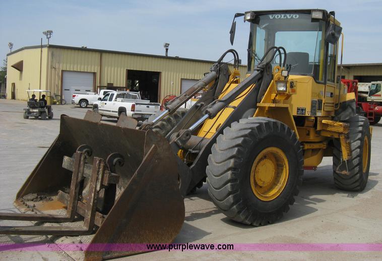 image for item 8123 1993 Volvo Michigan L90B wheel loader