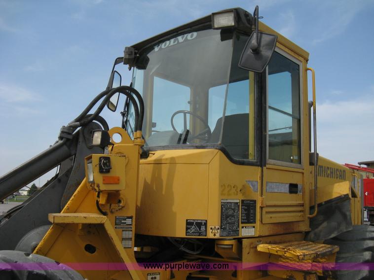 image for item 8123 1993 Volvo Michigan L90B wheel loader