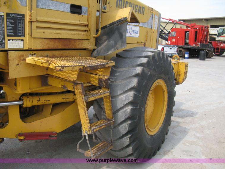 image for item 8123 1993 Volvo Michigan L90B wheel loader