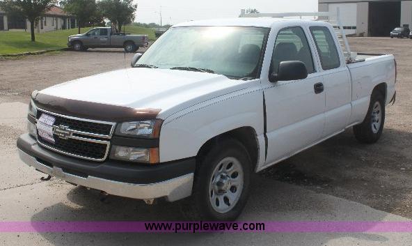 image for item 8126 2007 Chevrolet Silverado C1500 extended cab pickup truck