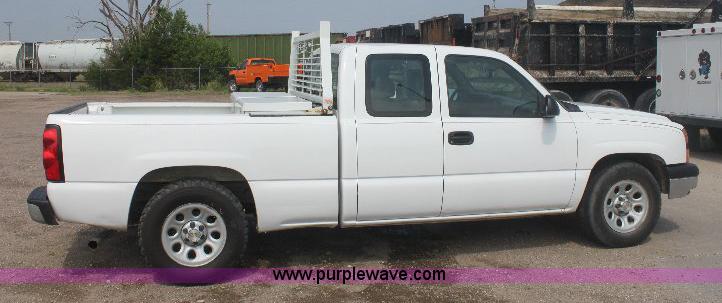 image for item 8126 2007 Chevrolet Silverado C1500 extended cab pickup truck