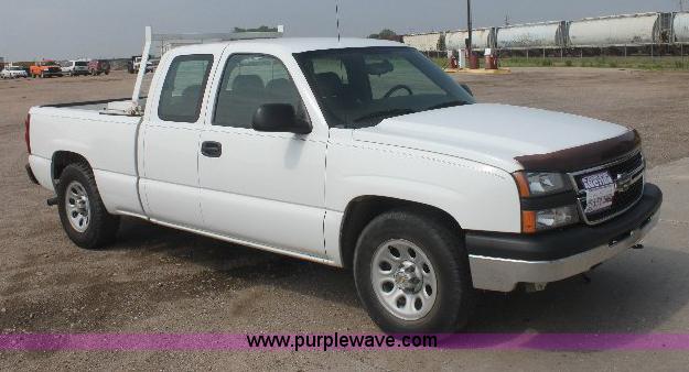 image for item 8126 2007 Chevrolet Silverado C1500 extended cab pickup truck