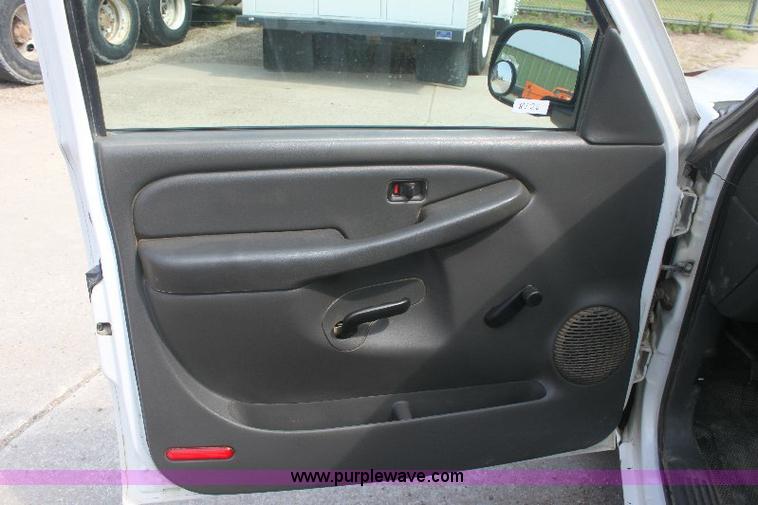 image for item 8126 2007 Chevrolet Silverado C1500 extended cab pickup truck