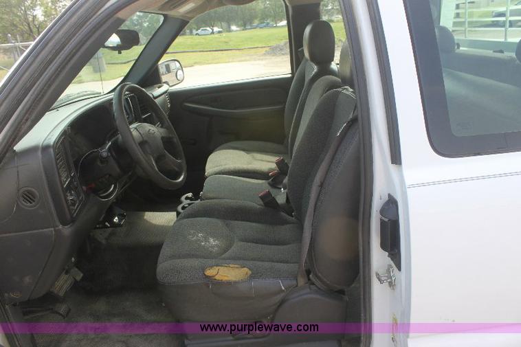 image for item 8126 2007 Chevrolet Silverado C1500 extended cab pickup truck