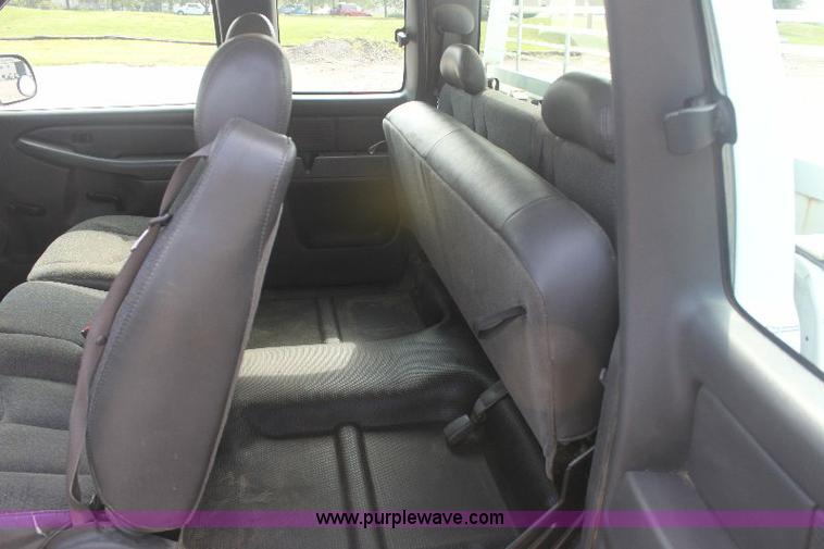 image for item 8126 2007 Chevrolet Silverado C1500 extended cab pickup truck