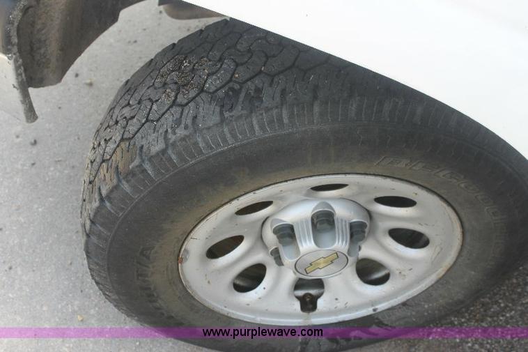 image for item 8126 2007 Chevrolet Silverado C1500 extended cab pickup truck