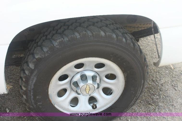 image for item 8126 2007 Chevrolet Silverado C1500 extended cab pickup truck