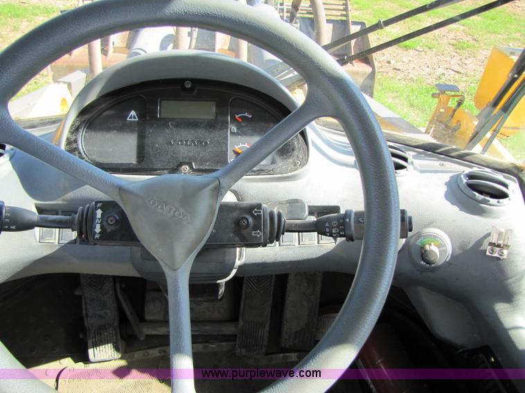 image for item 8260 2006 Volvo L330E wheel loader